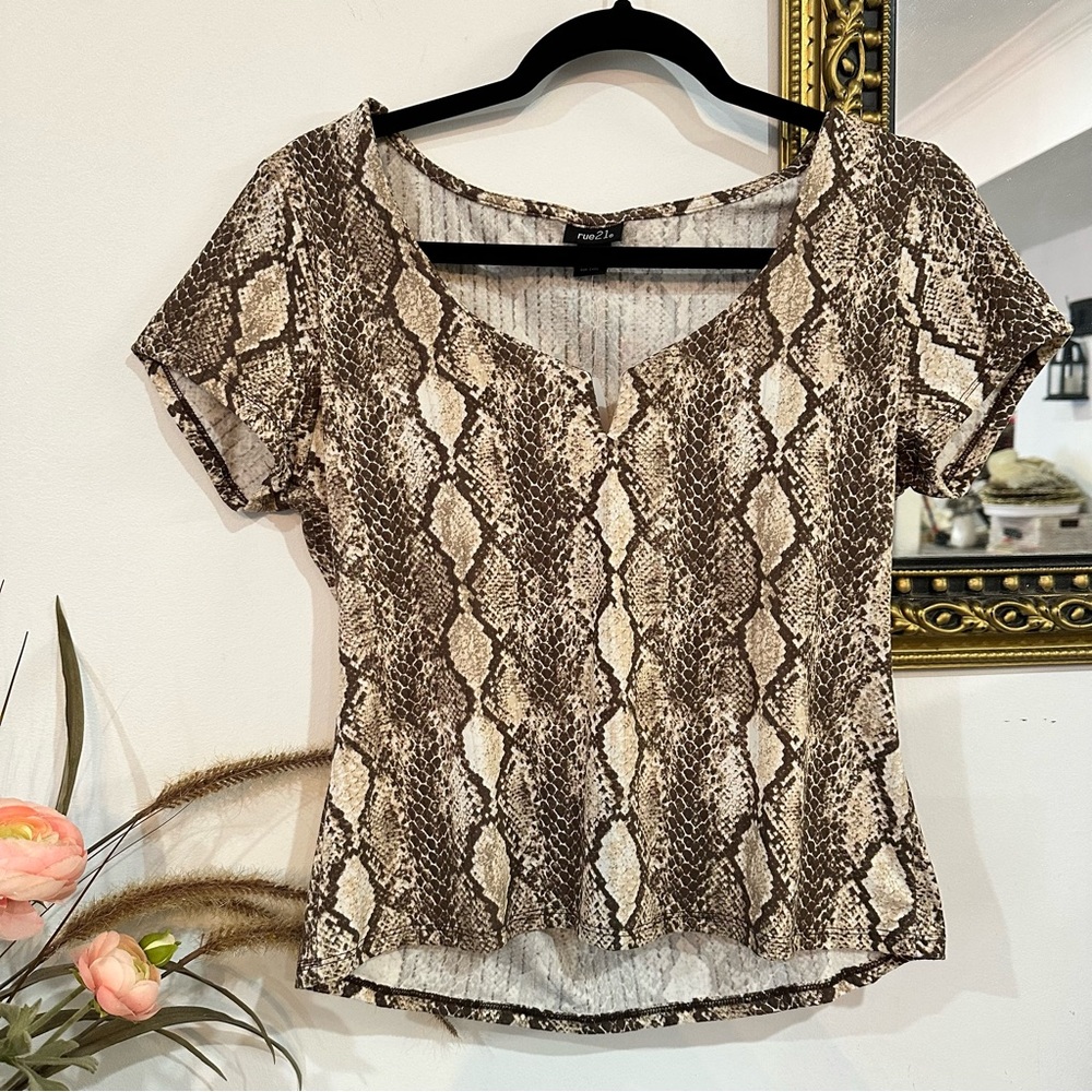 Snakeskin Print Ribbed Top Structured V Neck